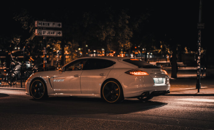 Une Porsche un soir dans les rues de Bordeaux - SONY A7 IV