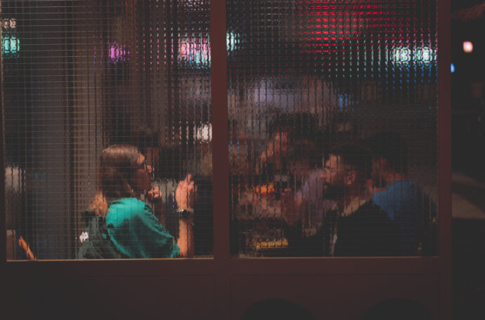 Un couple buvant dans un verre invisible - SONY A7 IV