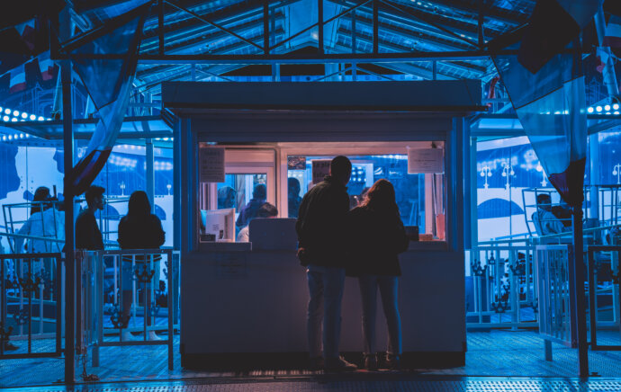 Un couple au guichet de la grande roue de Bordeaux - SONY A7 IV