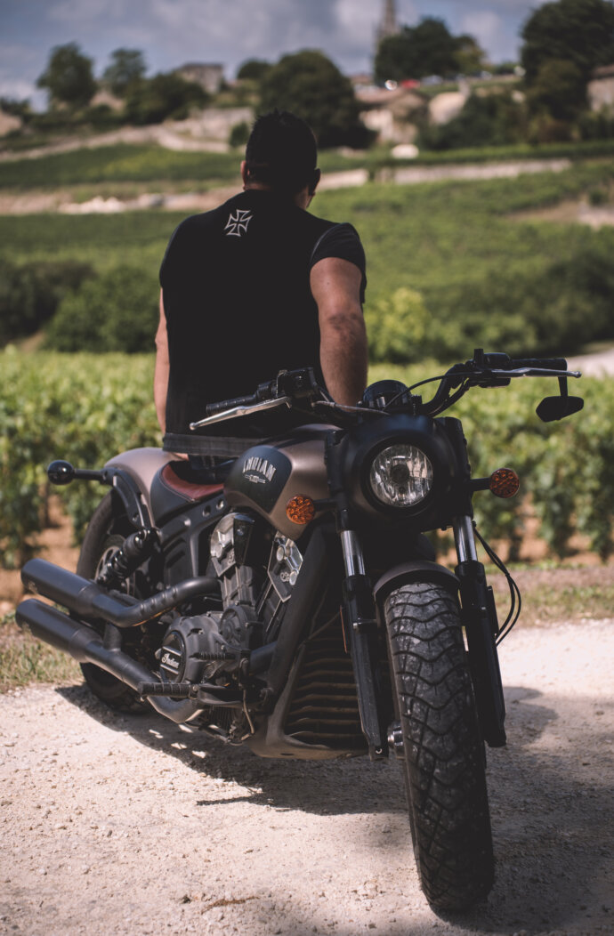 Biker de dos sur son Indian à Saint-Émilion (modèle : Bruno) - SONY A7 IV