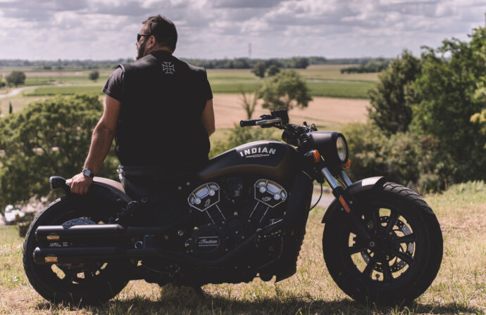 Biker de dos sur son Indian (modèle : Bruno) - SONY A7 IV
