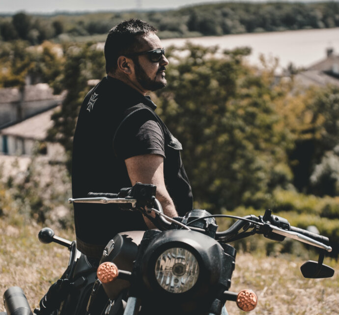Biker de profil sur son Indian (modèle : Bruno) - SONY A7 IV
