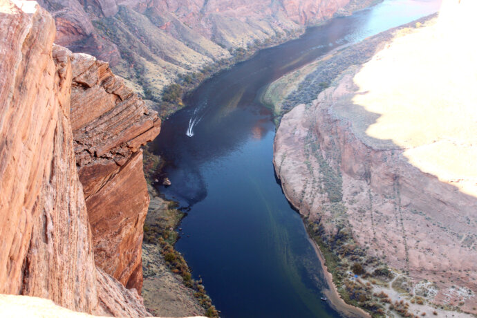 Bateau naviguant à Horseshoe Bend, États-Unis - CANON EOS 1300D