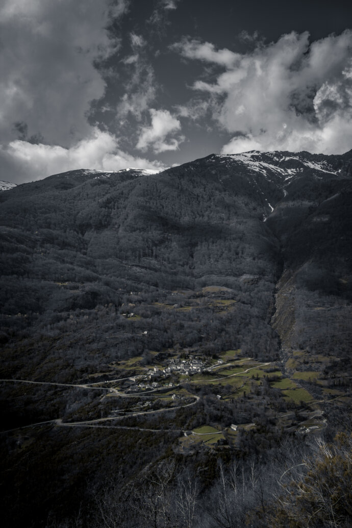Petit village dans une vallée des Pyrénées - CANON EOS 1300D