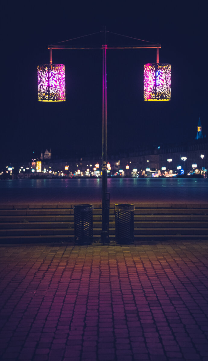 Lampadaires proche du miroir d'eau à Bordeaux - SONY A7 IV