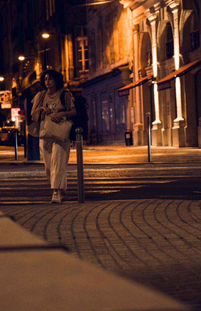 Passante dans les rues de Bordeaux - SONY A7 IV